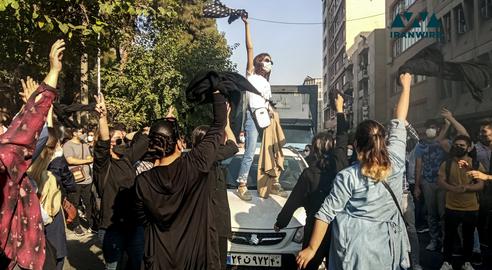 در جریان اعتراضات سراسری ۱۴۰۱ دختران و زنان بدون حجاب اجباری و با در دست داشتن روسری‌های خود در میان معترضین شعار می‌دهند. تهران