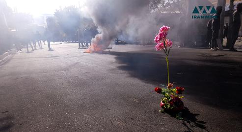 در جریان اعتراضات سراسری ۱۴۰۱ معترضین در کنار بستن خیابان و روشن کردن آتش، دسته گلی را برافراشته‌اند. مهاباد، آذربایجان غربی