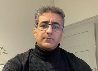 محسن ارسلان پژوهشگر حوزه محیط زیست می‌گوید که نهادهای تصمیم‌گیر در ایران در تشدید بحران ریزگرد در ایران دخیل بوده‌اند.
