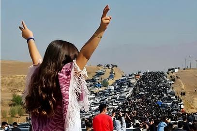 در آستانه سالگرد قتل حکومتی «ژینا[مهسا]امینی» در بازداشت گشت ارشاد، فشارهای امنیتی بر فعالان مدنی و معترضان بازداشت شده که بعد از مدتی آزاد شدند، افزایش یافته است