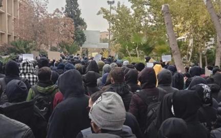 «خبرنامه امیرکبیر» نوشت که در جریان برخورد با دانشجویان این دانشگاه در روز گذشته ۱۶ آذر ۱۴۰۱ «حدود ۲۰ تن از فارغ‌التحصیلان» امیرکبیر نیز دستگیر شده‌اند.