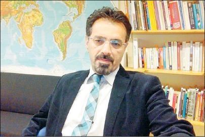 ناصر کرمی، فعال محیط زیست و نویسنده می‌گوید که مردم ایران باید خود را با اقلیمی خشک‌تر، گرم‌تر و پر گرد و خاک‌تر انطباق دهند.