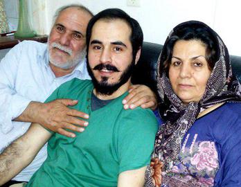 مادر حسین رونقی: هر دو پای پسرم را شکسته‌اند