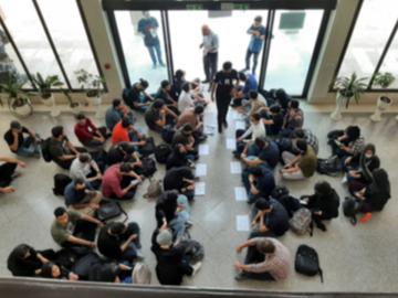 صبح امروز جمعی از دانشجویان دانشکده مهندسی شیمی و نفت در لابی دانشکده برای آزادی دانشجویان زندانی تحصن سکوت برگزار کردند