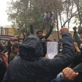 تصویری از پدر مهرشاد شهیدی در مراسم هفتم فرزندش با حضور گسترده عزاداران
