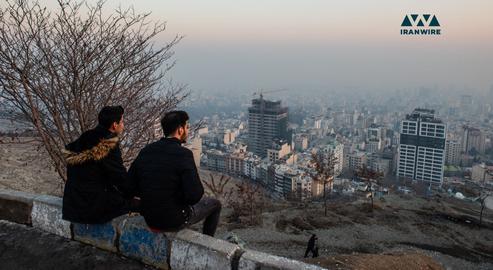 جوانان در بام تهران به شهر در آلودگی هوا نگاه می‌کنند. عکس از ایران‌وایر