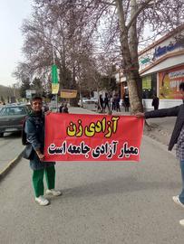 اقدام تک نفره اعتراضی «نصرت بهشتی» معلم بازنشسته و از امضاکنندگان بیانیه زنان با درخواست استعفای علی خامنه‌ای در شهر مشهد