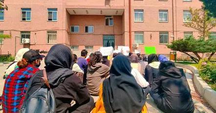 سرکوب دانشگاه؛ احضار دانشجویان دانشگاه بهشتی «به‌همراه پدر و مادر»