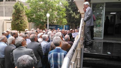 بازنشستگان مخابرات مشهد در اعتراض به عدم رسیدگی به خواسته هایشان دست به تجمع زدند.