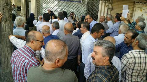 Most protesting retirees gathered outside buildings of the Pension Fund and governorate offices, demanding higher pensions as they struggle to meet basic needs of life