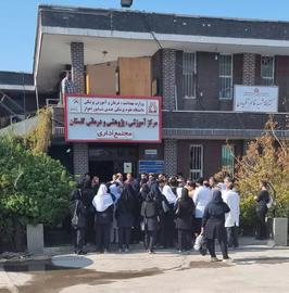 پرستاران و کارکنان درمانگاه گلستان اهواز هم روز سه شنبه هفدهم مرداد ماه، در اعتراض به اجرای ناقص قانون تعرفه گذاری مقابل ساختمان اداری مرکز آموزشی، پژوهشی ودرمانی گلستان یک تجمع اعتراضی برگزار کردند.