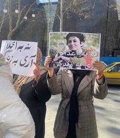 اعتراض فعالان حقوق زنان سنندج مقابل استانداری به حکم اعدام پخشان عزیزی