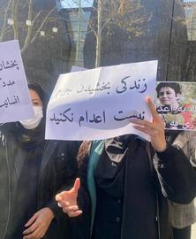 تجمع اعتراضی فعالان حقوق زنان مقابل استانداری سنندج