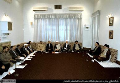 جلسه سران قوا در زمان دولت خاتمی در حضور علی خامنه‌ای. میرحسین موسوی نفر سوم از سمت چپ