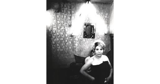 Kaveh Golestan, Sin título, serie Prostituta 1975-77, Teherán; © Kaveh Golestan, cortesía de Arqueología de la década final