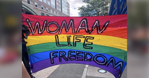 جامعه رنگین‌کمانی ایران با شعار زن، زندگی، آزادی در رژه افتخار تورنتو