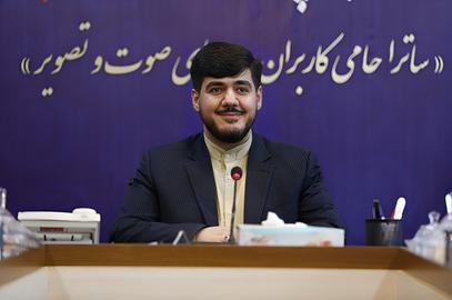 «رسول مهربانی» تا سال ۱۴۰۱ از مدیران «ساترا» بود؛ او با پیراهن یقه آخوندی و لبخندی دیپلماتیک، از لزوم نظارت بر گزارش‌گران ورزشی می‌گفت