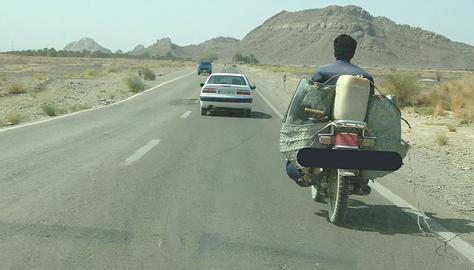 کولبران بلوچ همانند سوخت‌بران، از روی اجبار به این کار و شغل کاذب روی آورده‌اند تا بتوانند لقمه‌ای نان را برای خانواده خود به دست بیاورند
