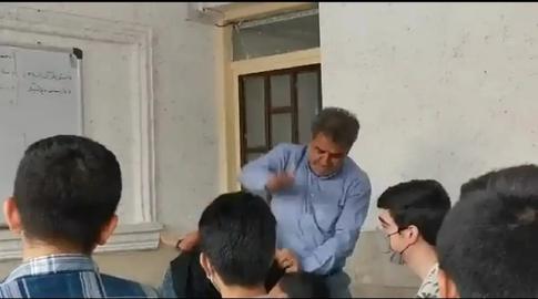 ویدئوی کتک خوردن پسربچه نوجوان از معلم آموزش دینی‌‌اش در یکی از مدارس ایران که به تازگی در فضای مجازی منتشر شده، نمونه ای از  خشونت در مدرسه است