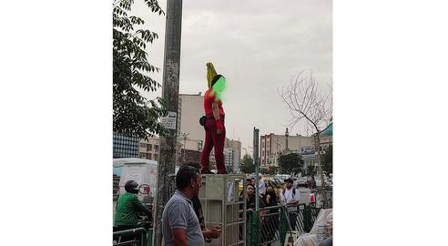 اعتراض یک فرد ترنس به شیوه دختران خیابان انقلاب