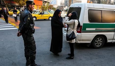 جمهوری اسلامی همانند گروه «انصارالدین» در مالی، پوشش متعارف و روسری را حجاب کامل نمی‌داند و در صدد تحمیل کامل سلیقه خود به وسیله اعمال زور و خشونت به شهروندان ایرانی است
