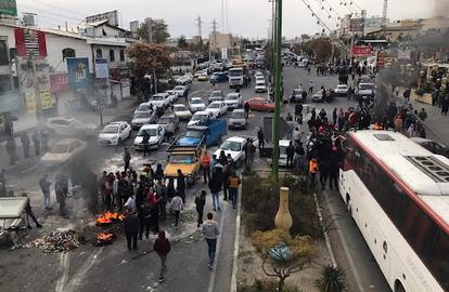 حکومت ایران در اعتراضات آبان ۱۳۹۸، اینترنت سرتاسر کشور را قطع کرد و در بی خبری مطلق، صدها نفر را در خیابان‌ها به گلوله بست