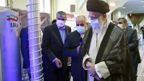 قطعنامه ۲۲۳۱، همه تحریم‌های اقتصادی، مالی، نفتی و اتمی شورای امنیت علیه ایران را لغو کرد. تنها برخی محدودیت‌ها در حوزه خرید‌و‌فروش تسلیحات متعارف و مواد دارای کاربرد دوگانه باقی ماندند که آن‌ها هم در بازه زمانی ۸‌ساله، به‌تدریج رفع شدند.  | عکس: «علی خامنه‌ای» در حال تماشای ماکت ماشین‌های غنی‌سازی اورانیوم جدید ساخت ایران در محل بیت رهبری