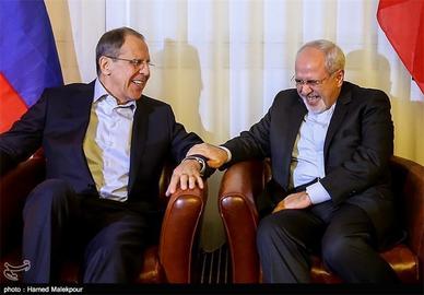 یکی از مهم‌ترین ویژگی‌های این قطعنامه، ایجاد یک سازوکار بی‌سابقه بود. برای اولین بار در تاریخ شورای امنیت، «مکانیزم وتو» وارونه شد. در این سازوکار، برای جلوگیری از بازگشت تحریم‌ها، باید همه اعضای دائم شورای امنیت موافق تداوم رفع تحریم باشند، در غیر این صورت با یک رای منفی، همه تحریم‌های پیشین به‌ طور خودکار بازمی‌گردد. این احتمال این روزها وجود دارد که سازوکار بازگشت خودکار تحریم‌ها از سوی سه کشور اروپایی فعال شود. این سازوکار، پیشنهاد «سرگئی لاوروف»، وزیر خارجه روسیه بود.  | عکس: سرگئی لاوروف و «محمدجواد ظریف»، وزرای خارجه روسیه و ایران در، زمان مذاکرات اتمی.