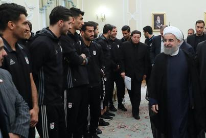 روزنامه جام جم، ۲۷اردیبهشت۱۳۹۷ نوشت که بازیکنان تیم ملی پاداش ۱۰۰ میلیون تومانی را «در شان خود» ندانستند، به همین دلیل رییس فدراسیون فوتبال، شخصا به نهاد ریاست‌جمهوری پیشنهاد داد که «حواله خودرو» به پاداش ۱۰۰ میلیون تومانی اضافه شود. «حسن روحانی»، رییس‌جمهور وقت با این پیشنهاد موافقت کرده بود.