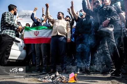 بسیجیان حامی حکومت پرچم رنگین‌کمانی را مقابل سفارت بریتانیا به آتش کشیدند