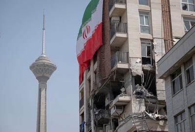 فرصتی که با قطعنامه ۲۲۳۱ فراهم شد، می‌توانست نقطه عطفی در تاریخ جمهوری اسلامی و روابط بین‌الملل باشد، اما با انتخاب مسیر تقابل، این فرصت از دست رفت. حالا با گذشت ده سال، چشم‌انداز بازگشت به آن شرایط، دشوارتر و دورتر از همیشه به نظر می‌رسد.  | عکس: آثاری از حمله اسراییل به ایران با نمایی از برج میلاد تهران