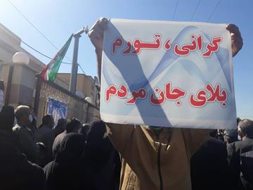 امروز سه‌شنبه ۷ تیرماه ۱۴۰۱ تجمع اعتراضی شماری از بازنشستگان تامین اجتماعی در شهر اهواز مقابل استانداری خوزستان برگزار شد.