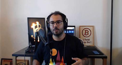 ضیا صدر یوتیوبر و آموزش دهنده بیت‌کوین  و  از بنینانگذاران انجمن بلاکچین ایران است و تولید پادکست «لانه خرگوش» هم از جمله فعالیت‌های او در راستای آموزش در مورد بلاک‌چین و بیت‌کوین در ایران است.