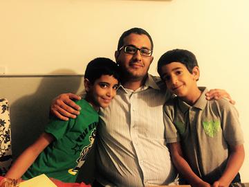 Photo of Nadim al-Sakkaf with his two children before his arrest in August. Photo by his wife Ruhiyeh Thabet al-Sakkaf