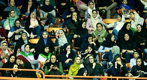 سه بازیکن و مربی فوتبال بانوان از حسن روحانی خواسته اند تا حق حضور در ورزشگاه آزادی روز ازی ایران و سوریه را فقط به بانوان ایرانی اختصاص دهد.