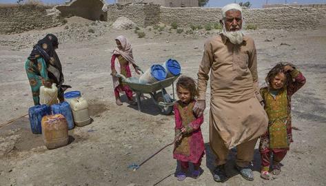 از ۲۰ منطقه دارای بالاترین نرخ فقر در ایران، ۱۴ منطقه مربوط به مناطق روستایی شهرستان‌های این استان است که نرخ فقر در آن بین ۷۵ تا ۹۰ درصد است.