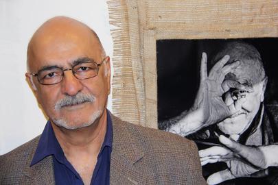 «محمودحسینی‌زاد» نمایشنامه‌نویس، مترجم آثار آلمانی، داستان‌نویس و منتقد ادبی ساکن ایران است.