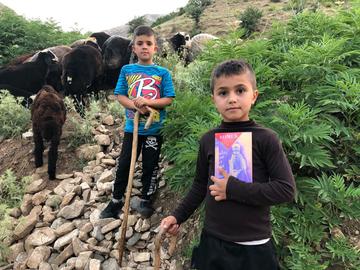 توریع رایگان کتاب عیسی‌ بازیار در مناطق مختلف ایران بخصوص مناطقی که قربانیان انفجار مین زندگی می‌کنند