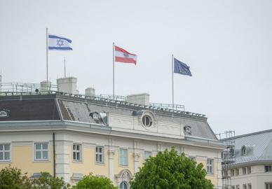 لغو سفر ظریف به اتریش به دلیل برافراشتن پرچم اسرائیل