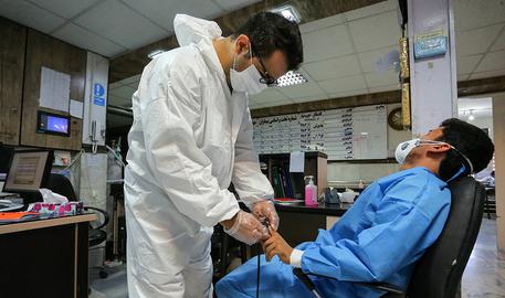 علیرضا زالی، فرمانده ستاد مقابله با کرونا در تهران در مورد فرسودگی کادر درمان هشدار داده بود. او گفته بود ایران، روسیه و امریکا سه کشوری هستند که میزان ابتلای کادر درمان در آن‌ها بالا است.