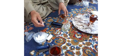می گوید:«44 ساله که شدم، دیدم توی کشور به این بزرگی 200 متر زمین ندارم که در آن یک سر پناه برای خودم و بچه‌هایم بسازم. خسته شده بودم. تصمیم گرفتم مثل دوستانم  به انگلیس بروم.»