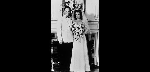 مونرو در سال۱۹۴۲ با جیمز داگرتی مامور پلیس ازدواج کرد و در سال ۱۹۴۶ از او جدا شد.