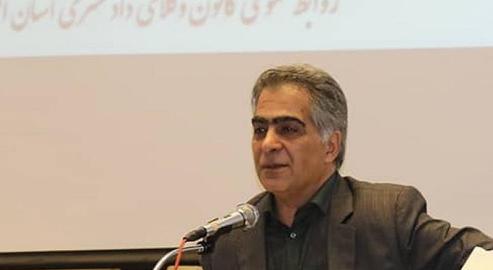 رضا اسلامی، شهروند دوتابعیتی ایرانی-کانادایی، فارغ‌التحصیل رشته حقوق از «دانشگاه مک‌گیل» کانادا و عضو هیئت‌علمی دانشگاه شهید بهشتی در تهران است.