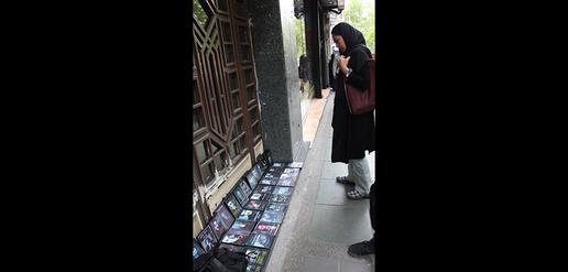 قاچاق فیلم‌ های ویدئویی در تهران؛ قسمت اول: بساط فیلم‌های روز جهان