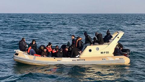 روزنامه «گاردین» به اطلاعاتی دست یافته است که طبق آن، وزارت کشور بریتانیا قصد دارد پناه‌جویانی را که با قایق‌های کوچک از دریا و کانال مانش به این کشور رسیده‌اند، به فرانسه بازگرداند.