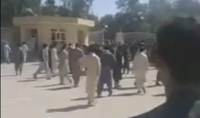 تصاویر منتشرشده در شبکه‌های اجتماعی نشان می‌دهند که امروز سه‌شنبه پنجم اسفند ماه مردم معترض سراوان با شکستن در فرمانداری وارد این ساختمان شده و کنترل آن را در دست گرفته‌اند.