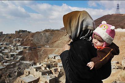 نرخ فقر روستایی تقریبا نصف فقر شهری است، اما دلیل این مساله نه درآمد بیشتر، بلکه هزینه‌های نسبتا پایین‌تر در مناطق روستایی است، چنانکه خط فقر در روستاهای کرمانشاه تقریبا نصف مناطق شهری است.