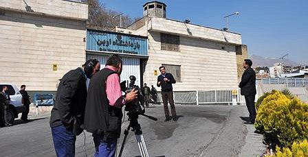 در مقابل هر اعتراضی نیز، دوربین‌های «برنامه ۲۰:۳۰» صداوسیما به داخل زندان‌ها می‌رود و فضایی را نشان می‌دهد که به گفته زندانیان و آن‌هایی که پیش‌تر حبس بوده‌اند، مملو از دروغ و فضاسازی است.