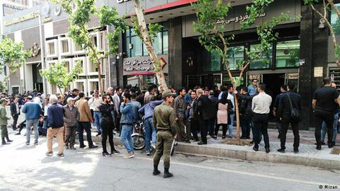 Crowd waiting to buy hard currency in Tehran. The main cause of inflation, says Khamenei, is bad management of the economy, not the sanctions