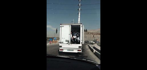 سربازان وظیفه در کانتینر حمل گوشت